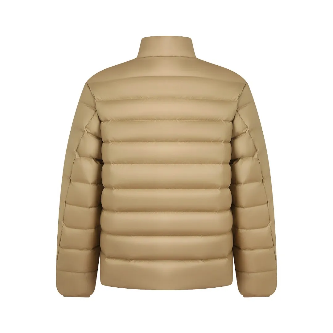 P900 Ralph Lauren Pony Embroidered Stand Collar Lightweight Down Jacket (khaki) The fabric is made of nylon fabric with good windproof and waterproof properties, which can effectively block the intrusion of wind and rain from the outside and keep the inside dry. It is suitable for wearing in humid or rainy environments. The high-quality filling is made of 90 white duck down with a weight of 260g, ensuring excellent thermal insulation performance. After strict screening and processing, the velvet is not easy to get drilled, ensuring durability. The red label on the chest is made with an imported MECLO embroidery machine. The original pattern is scanned first, and then high-quality silk thread is used to make a pattern. The density effect is adjusted by continuous pattern making. The details are processed and the exquisite zipper design is simple and elegant, easy to operate. The closing design of the cuffs and hem effectively prevents the intrusion of cold wind and improves the warmth and comfort of wearing. Size:S-M-L-XL